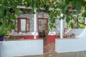 维拉诺瓦德卡塞拉Lightbooking Praia Fabrica Algarve的一间有红色和白色前门的房子