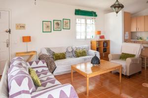 阿格特Casa Carmen Agaete Vista al Mar的客厅配有沙发和桌子