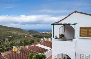 阿格特Casa Carmen Agaete Vista al Mar的海景白色房屋