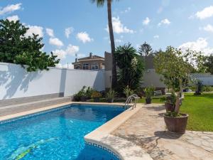 圣玛丽亚港Lightbooking Blanca Paloma Cádiz的一座房子后院的游泳池