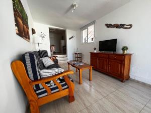 塔科龙特Lightbooking Agua Garcia Tacoronte con terraza的客厅配有椅子和电视