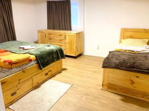 BagdatʼiLa-Marti, Idyllische Unterkunft mit Kamin的一间带两张床和梳妆台的卧室