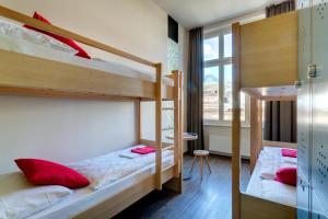 柏林柏林米特梅宁阁酒店的一间卧室设有两张双层床和一扇窗户。