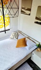 ÐurđevacKuća za odmor Malia sa Spa Hot Tub Jacuzzijem - Nice and Cozy的一张带白色床单和枕头的床