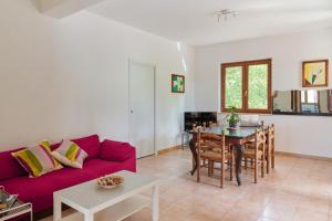 卡斯特布奥诺Villa Failla的客厅配有红色的沙发和桌子