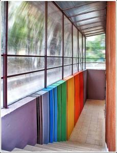 第聂伯罗Sweet Home的一间火车室,配有彩虹墙和窗户