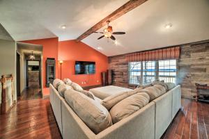 Big SandyPeaceful Big Sandy Home with Deck on Kentucky Lake!的客厅设有一张大沙发,拥有橙色的墙壁
