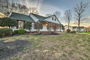 Big SandyPeaceful Big Sandy Home with Deck on Kentucky Lake!的前面有院子的白色房子