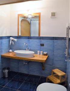 斯卡拉老主教宫酒店的一间带水槽和镜子的浴室