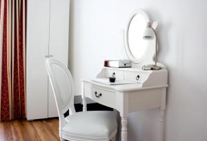 因特拉肯维赛斯克鲁兹酒店的白色梳妆台、镜子和椅子