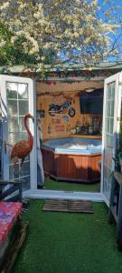 ClanfieldChalet with hot tub room的一间带浴缸的浴室和火烈鸟