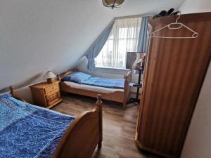卡罗利嫩西尔Yachthus的一间卧室设有两张床和窗户。