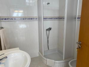 拉戈斯SOL & MAR的带淋浴、卫生间和盥洗盆的浴室