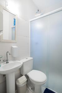 圣保罗Aconchego Azul Suítes Vila Mariana的白色的浴室设有卫生间和水槽。