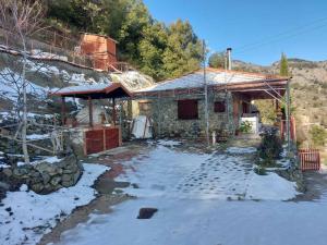 尼科西亚Ioannis Ylation的前面的地面上积雪的房子