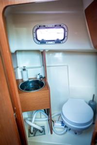 PrijevorPrivate boat with skiper的一间带水槽和卫生间的浴室