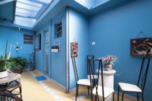 圣保罗Aconchego Azul Suítes Vila Mariana的蓝色的房间,配有椅子和蓝色的墙壁