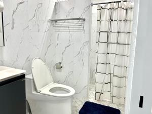 跋麒Family Cliff House - private jacuzzi with beach views的白色的浴室设有卫生间和淋浴。