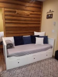 尤克卢利特Forest Sweet Retreat Hot Tub & Wood Fired Sauna的客房内的白色床和蓝色枕头