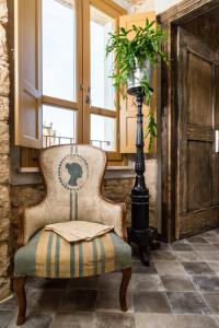 包内伊Via Roma Charming Rooms的椅子坐在带窗户的房间