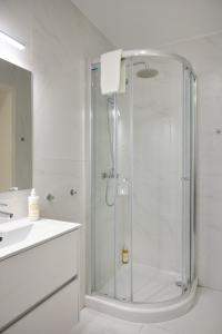 波尔图Invicta Premium - Downtown apartment的带淋浴的浴室和玻璃淋浴间
