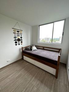 亚美尼亚New, cozy & stylish apartment的一间带床的卧室,位于带窗户的房间内