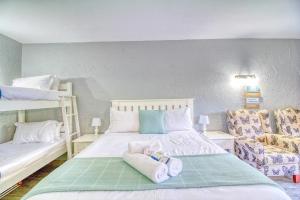 绍斯布鲁姆San Lameer Villa 2513 by Top Destinations Rentals的一间卧室配有一张床和两张双层床。