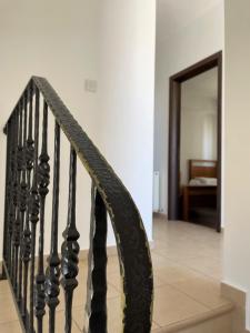 普罗塔拉斯Casa Pernera的通往带镜子的房间的楼梯