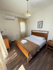 普罗塔拉斯Casa Pernera的一间卧室配有一张床,铺有木地板