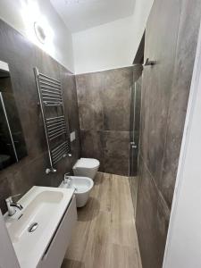 斯培西亚Cinque Terre HUB LUXURY HOME IN LA SPEZIA的浴室配有白色水槽和卫生间。