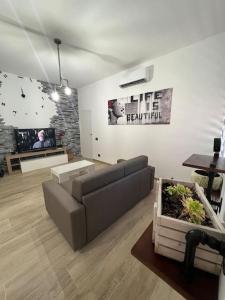 斯培西亚Cinque Terre HUB LUXURY HOME IN LA SPEZIA的带沙发和电视的客厅