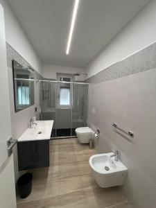 斯培西亚Cinque Terre HUB LUXURY HOME IN LA SPEZIA的大型浴室设有两个盥洗盆和卫生间。