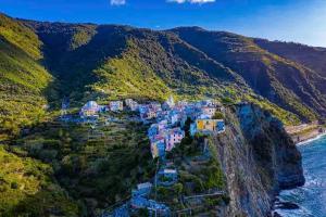 斯培西亚Cinque Terre HUB LUXURY HOME IN LA SPEZIA的山边村庄的空中景观