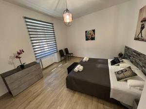 斯培西亚Cinque Terre HUB LUXURY HOME IN LA SPEZIA的一间卧室设有一张大床和一个大窗户