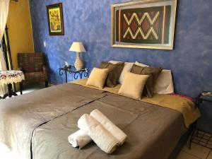 瓦哈卡市Suite Antequera en mexico的一间卧室配有一张大床和毛巾