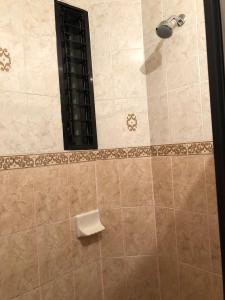 瓦哈卡市Suite Antequera en mexico的浴室内配有带黑色淋浴喷头的淋浴