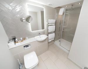利明顿温泉天使酒店的浴室配有卫生间、盥洗盆和淋浴。
