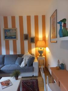 维亚雷焦Verahouse的客厅设有蓝色的沙发和条纹墙