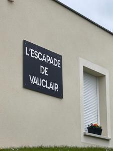 Bouconville-VauclairEscapade de Vauclair的建筑一侧的标志,带有窗户