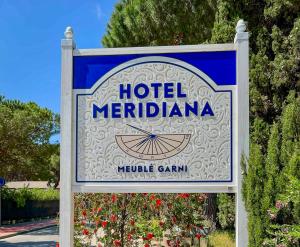 坎普码头Hotel Meridiana的酒店子午线标志