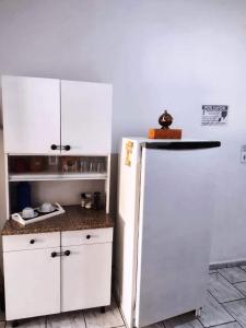 尤西德福拉Hospedagem Progresso的一间厨房,内配白色冰箱