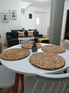 萨索斯La bella casa thassos的一张白色的餐桌,上面有四个大木板