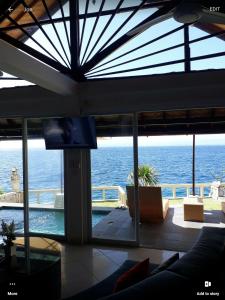 蓝梦岛Nusa Lembongan Villa Shambala的海景客厅