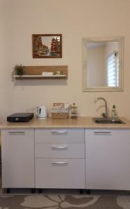 林巴日SweetHome的厨房柜台设有水槽和镜子