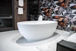 哈林亨"DE BANK" - Hotel Apartments的一个带白色碗水槽的柜台浴室