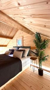 雷夫卡达镇Elleria's House的小木屋内一间卧室,配有一张床