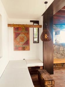 阿索马达Casa Serendipia的一间设有桌子、长凳和地毯的房间