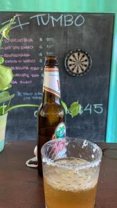 里瓦斯EL TUMBO的玻璃旁的一瓶啤酒
