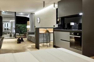 雅典Icon Suite的一间设有厨房和客厅的客房