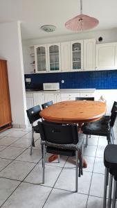 希欧福克Siófoki nyaralóház的厨房配有木桌和椅子